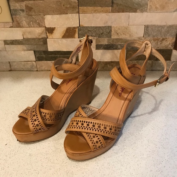 Pink & Pepper Shoes - Pink and pepper tan strap ankle sandals size 8.5